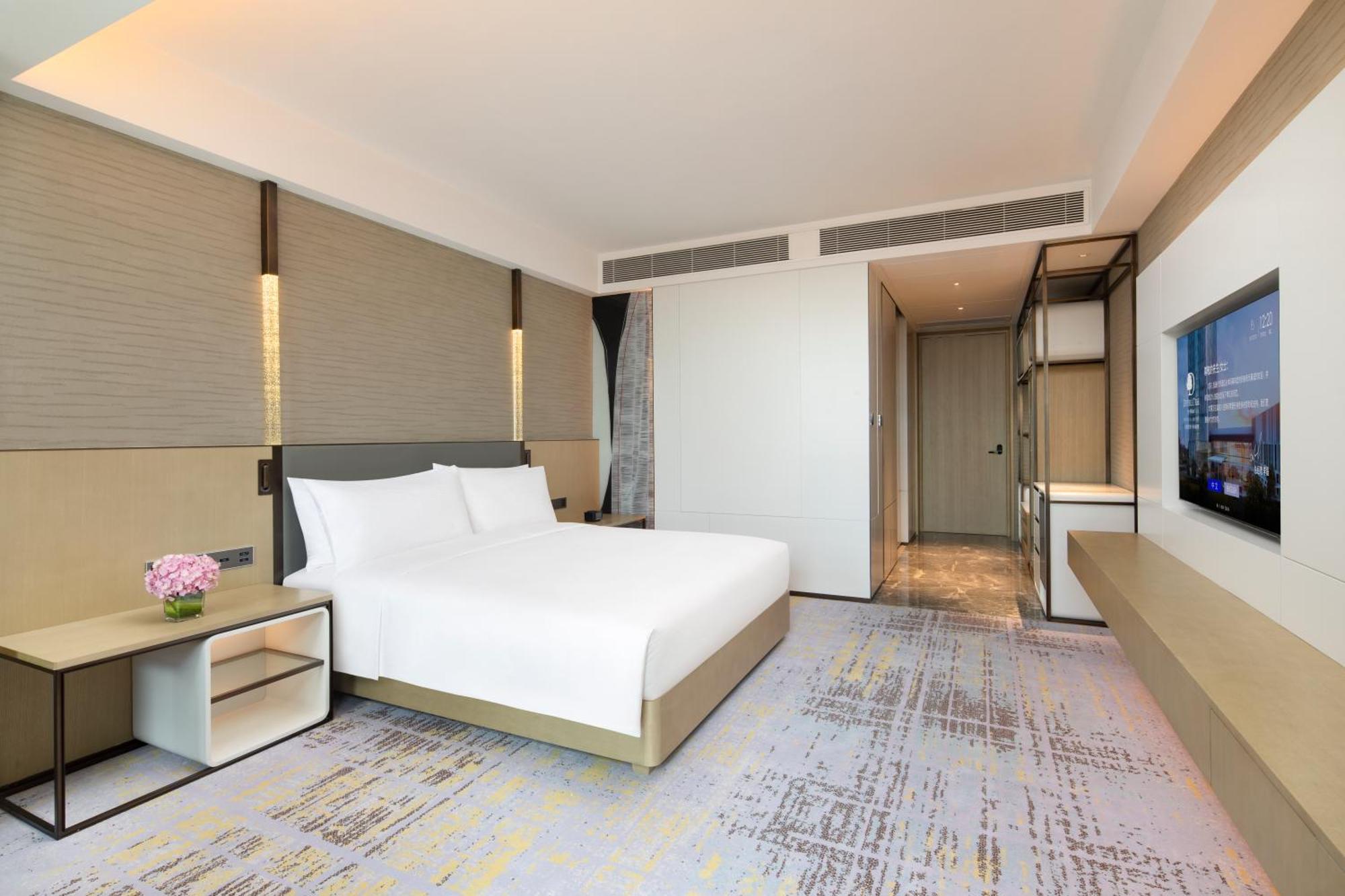 Отель Doubletree By Hilton Kunming Airport Экстерьер фото