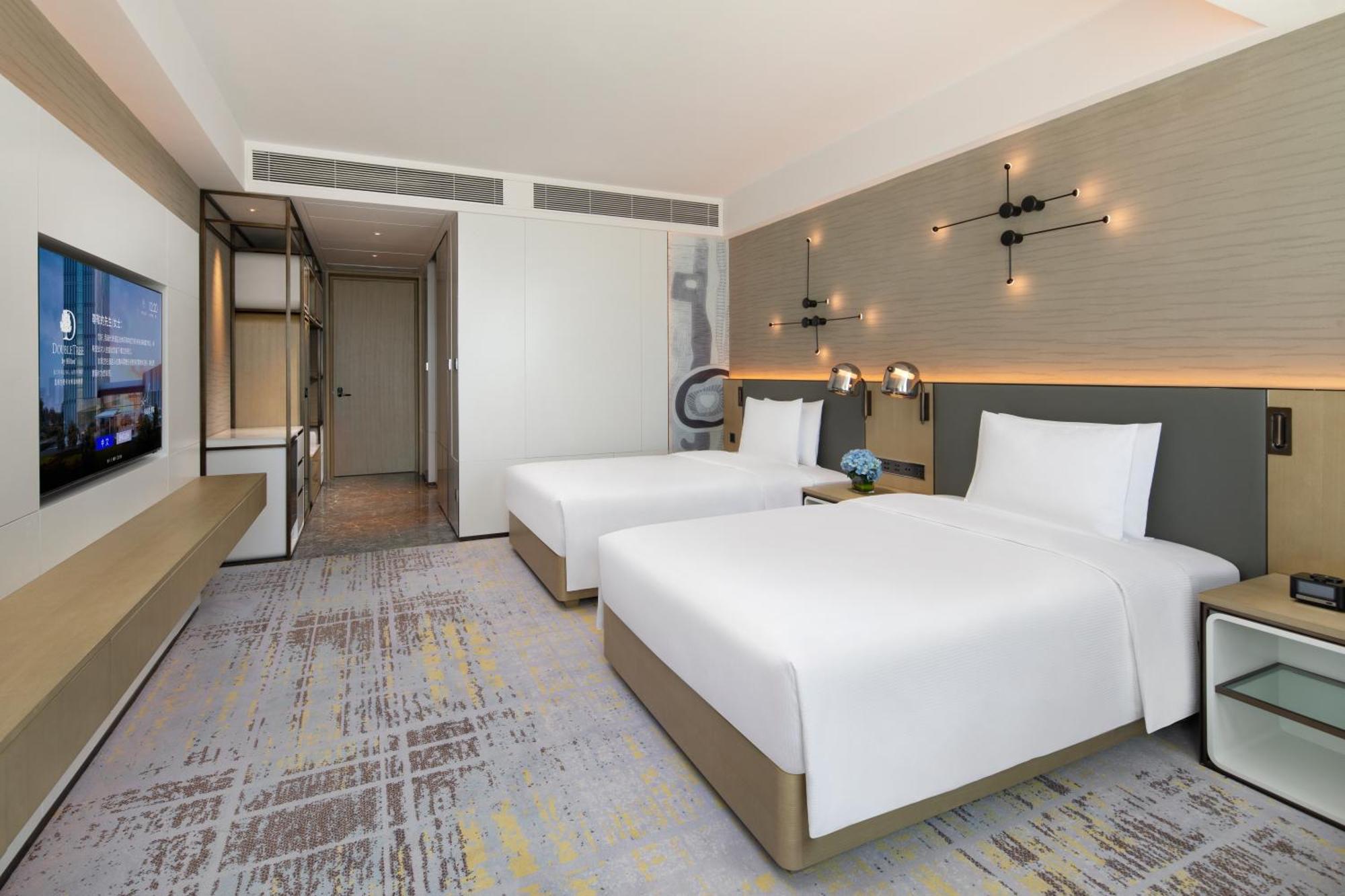 Отель Doubletree By Hilton Kunming Airport Экстерьер фото