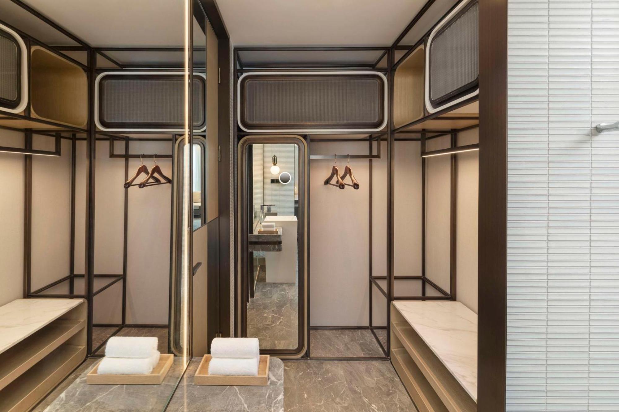 Отель Doubletree By Hilton Kunming Airport Экстерьер фото