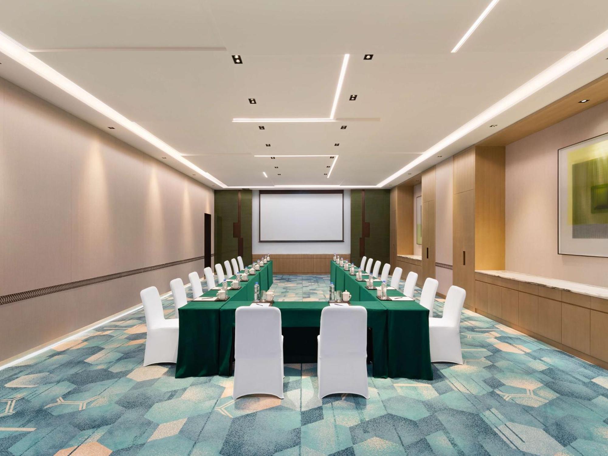 Отель Doubletree By Hilton Kunming Airport Экстерьер фото