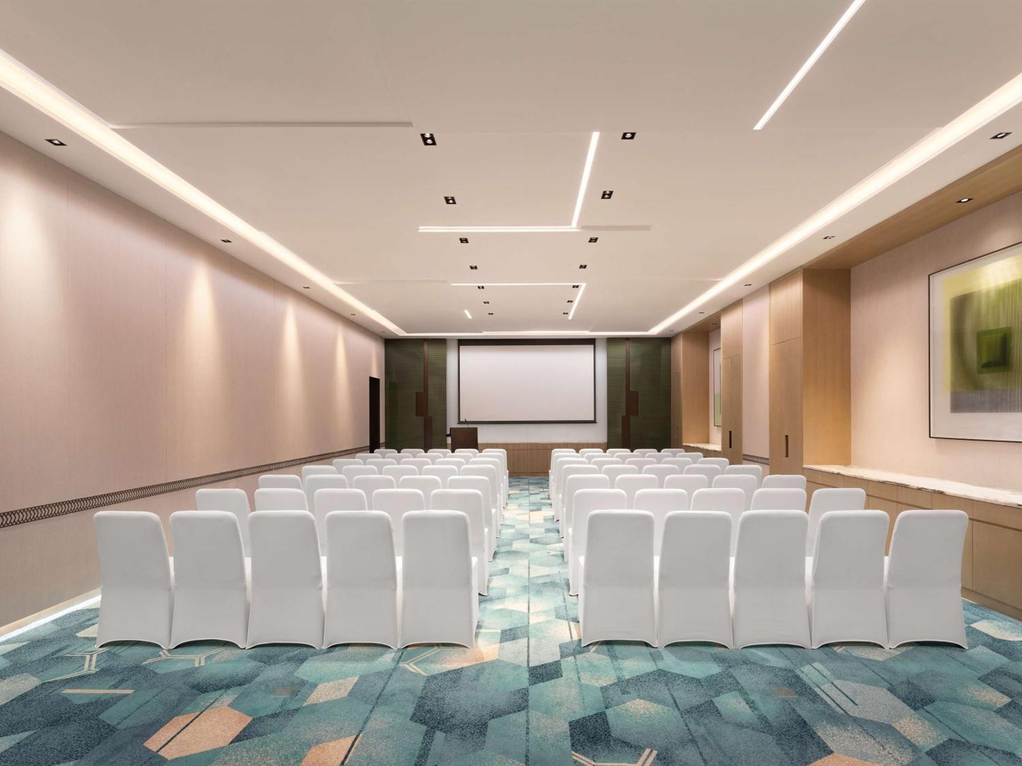 Отель Doubletree By Hilton Kunming Airport Экстерьер фото
