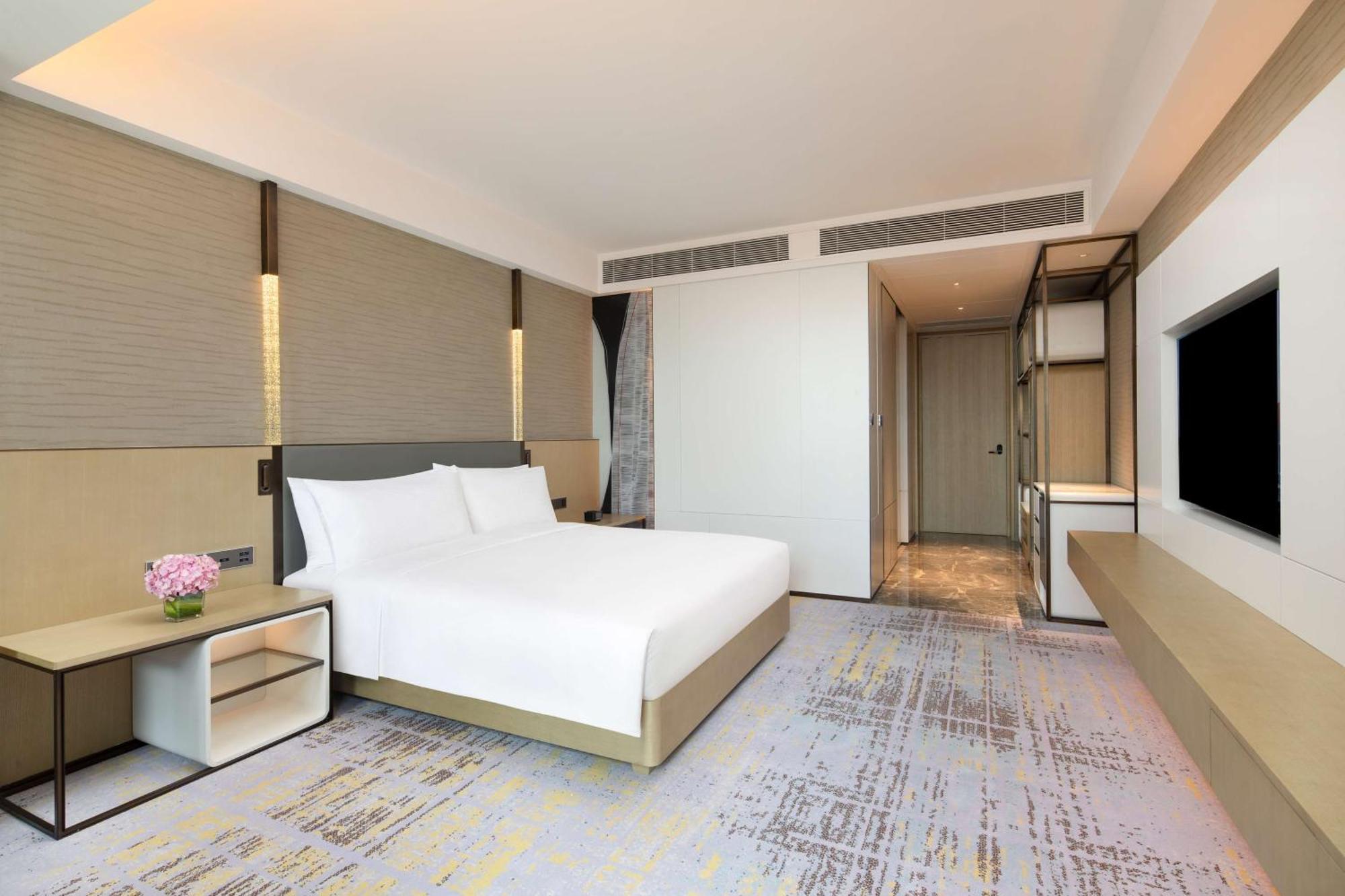 Отель Doubletree By Hilton Kunming Airport Экстерьер фото