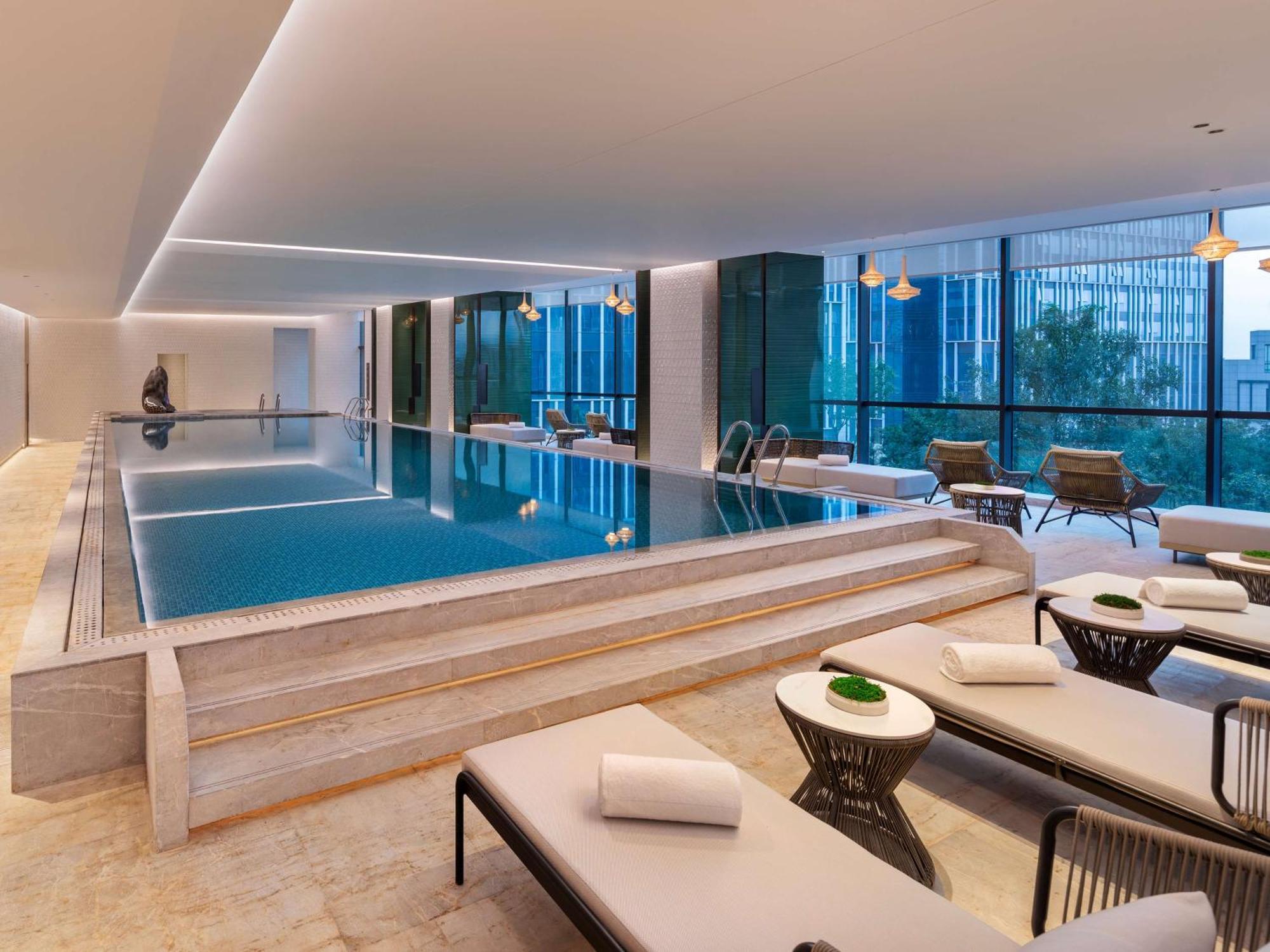 Отель Doubletree By Hilton Kunming Airport Экстерьер фото