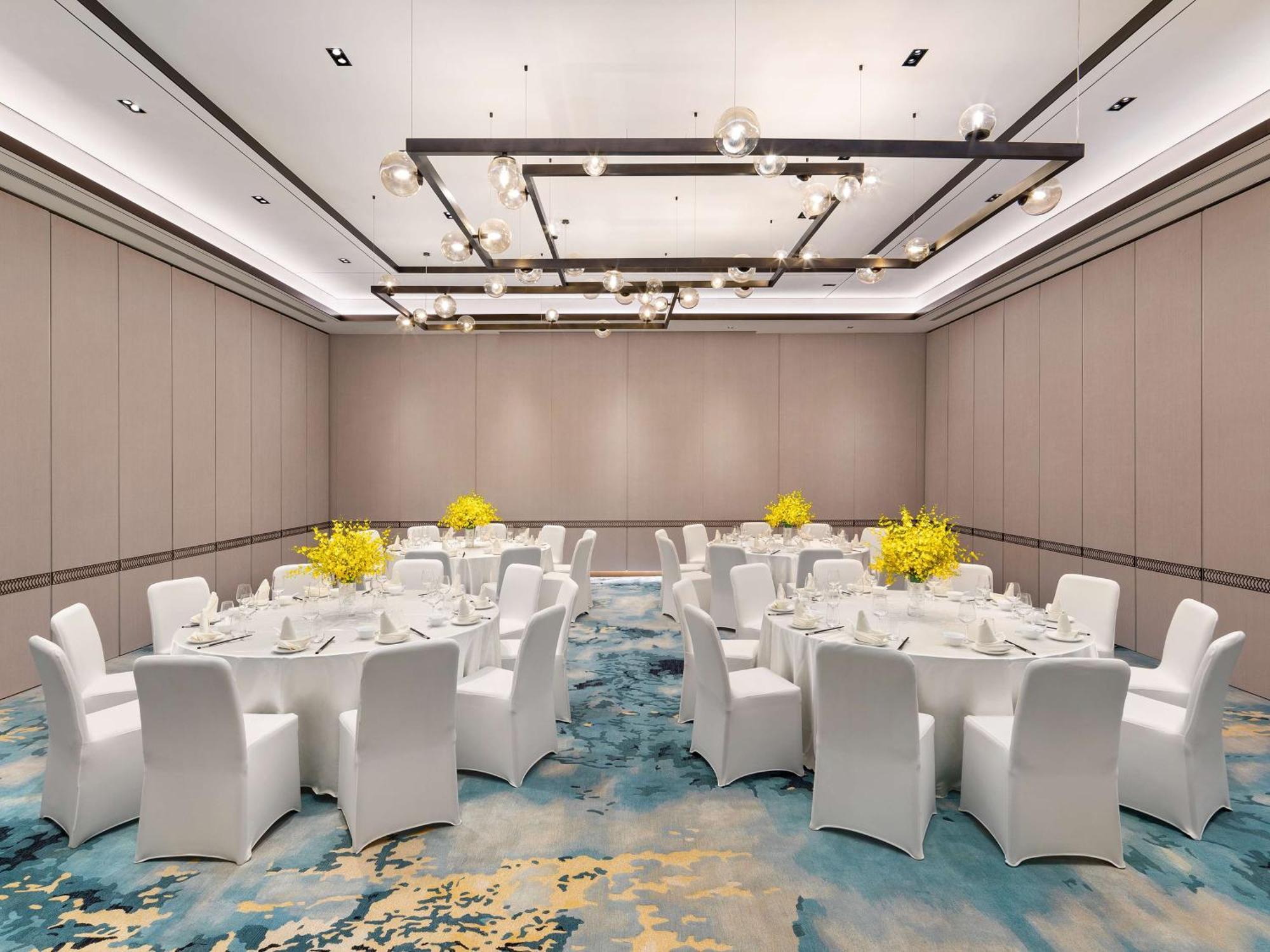 Отель Doubletree By Hilton Kunming Airport Экстерьер фото