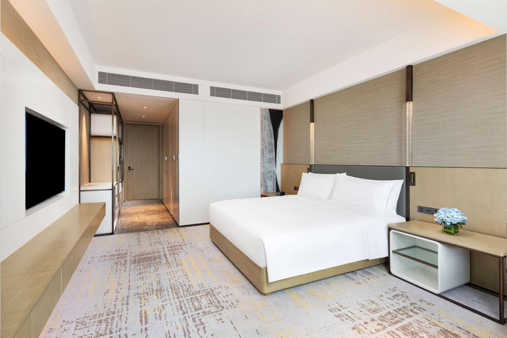 Отель Doubletree By Hilton Kunming Airport Экстерьер фото