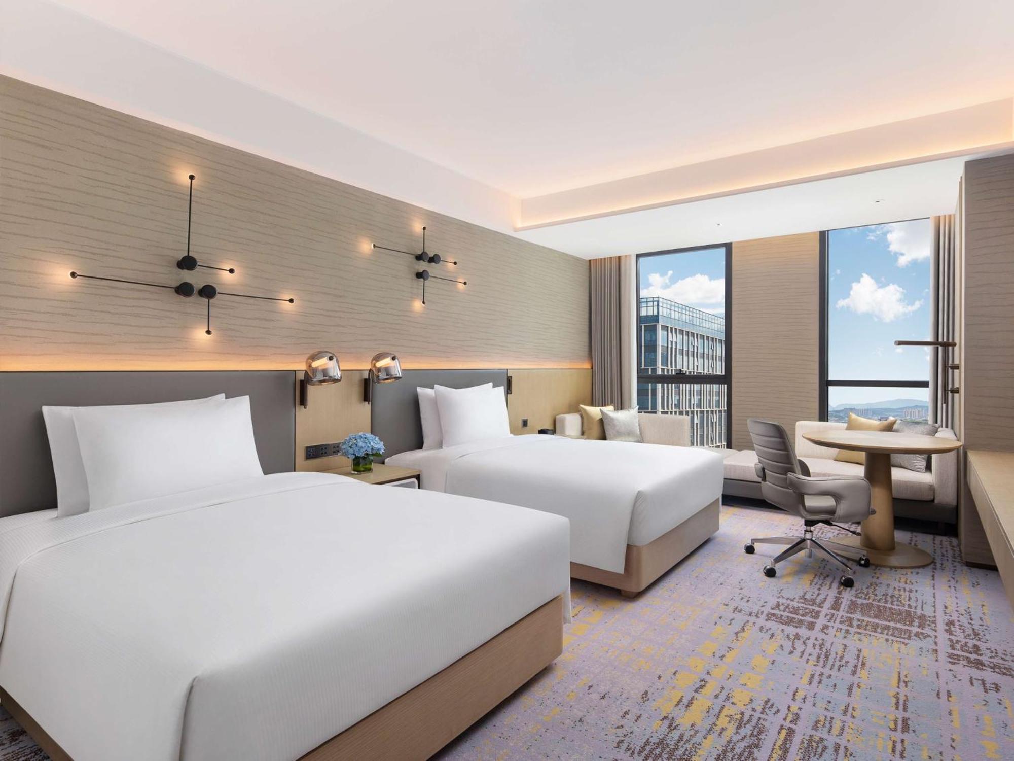 Отель Doubletree By Hilton Kunming Airport Экстерьер фото