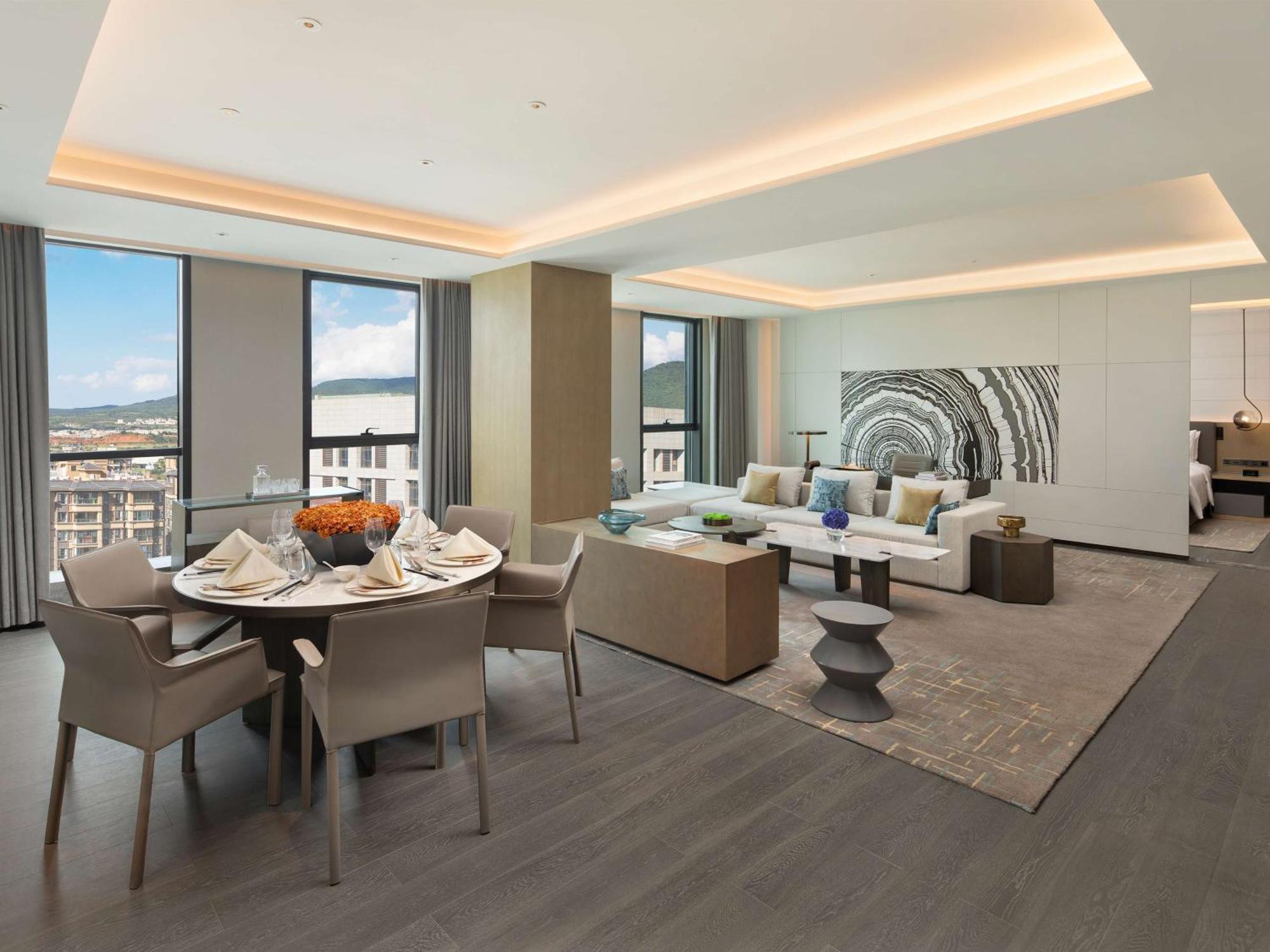 Отель Doubletree By Hilton Kunming Airport Экстерьер фото