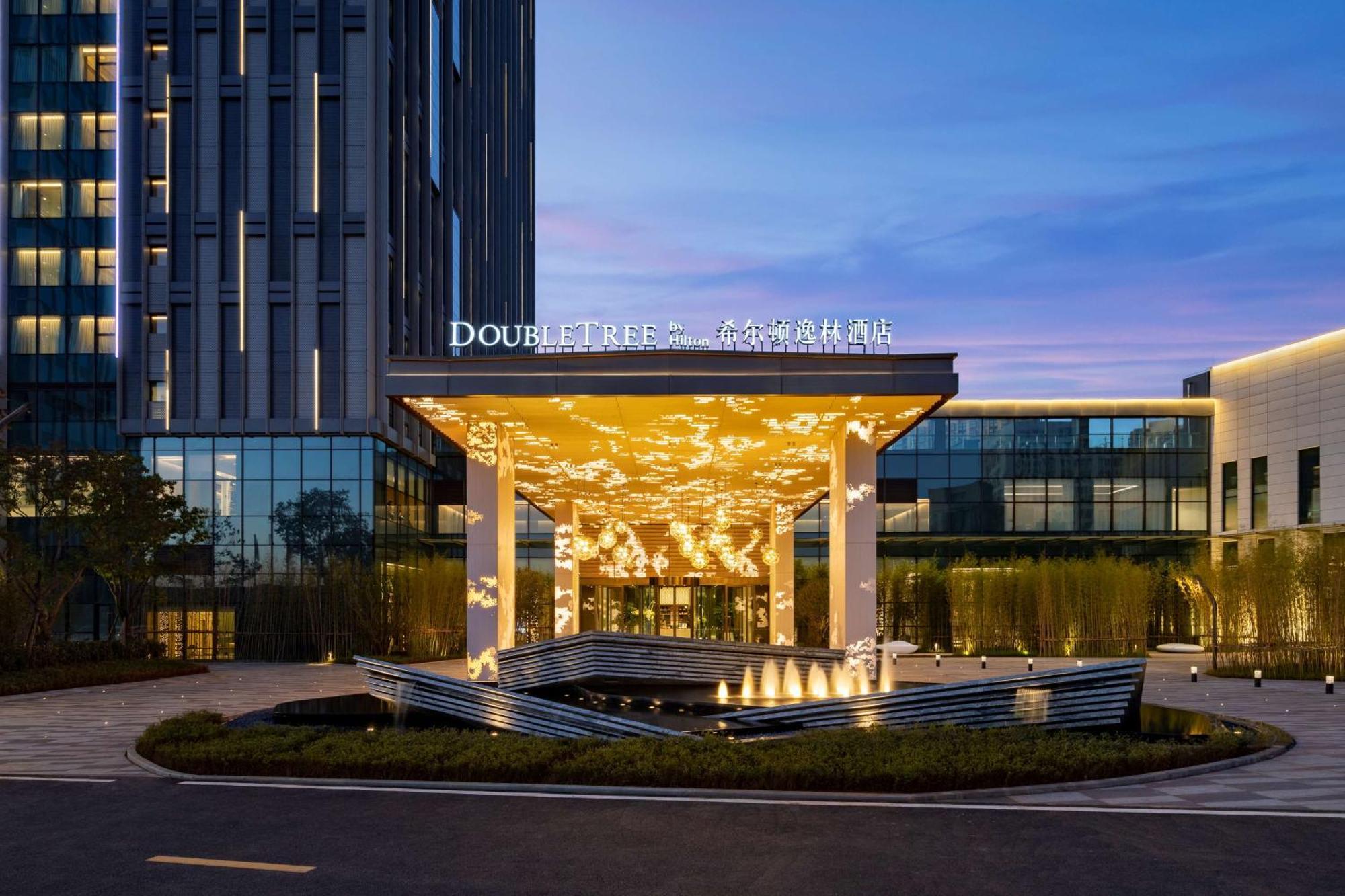 Отель Doubletree By Hilton Kunming Airport Экстерьер фото