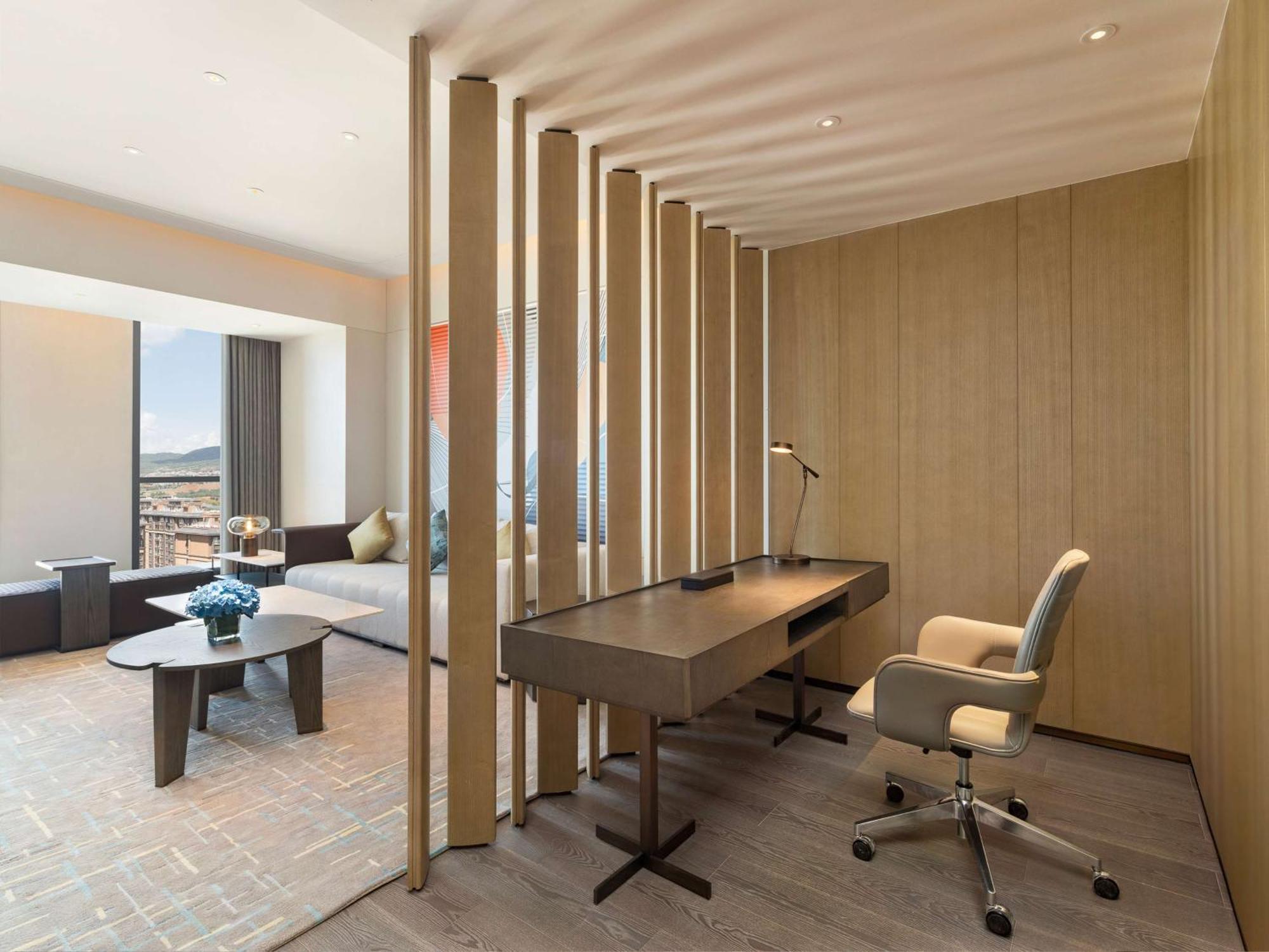 Отель Doubletree By Hilton Kunming Airport Экстерьер фото