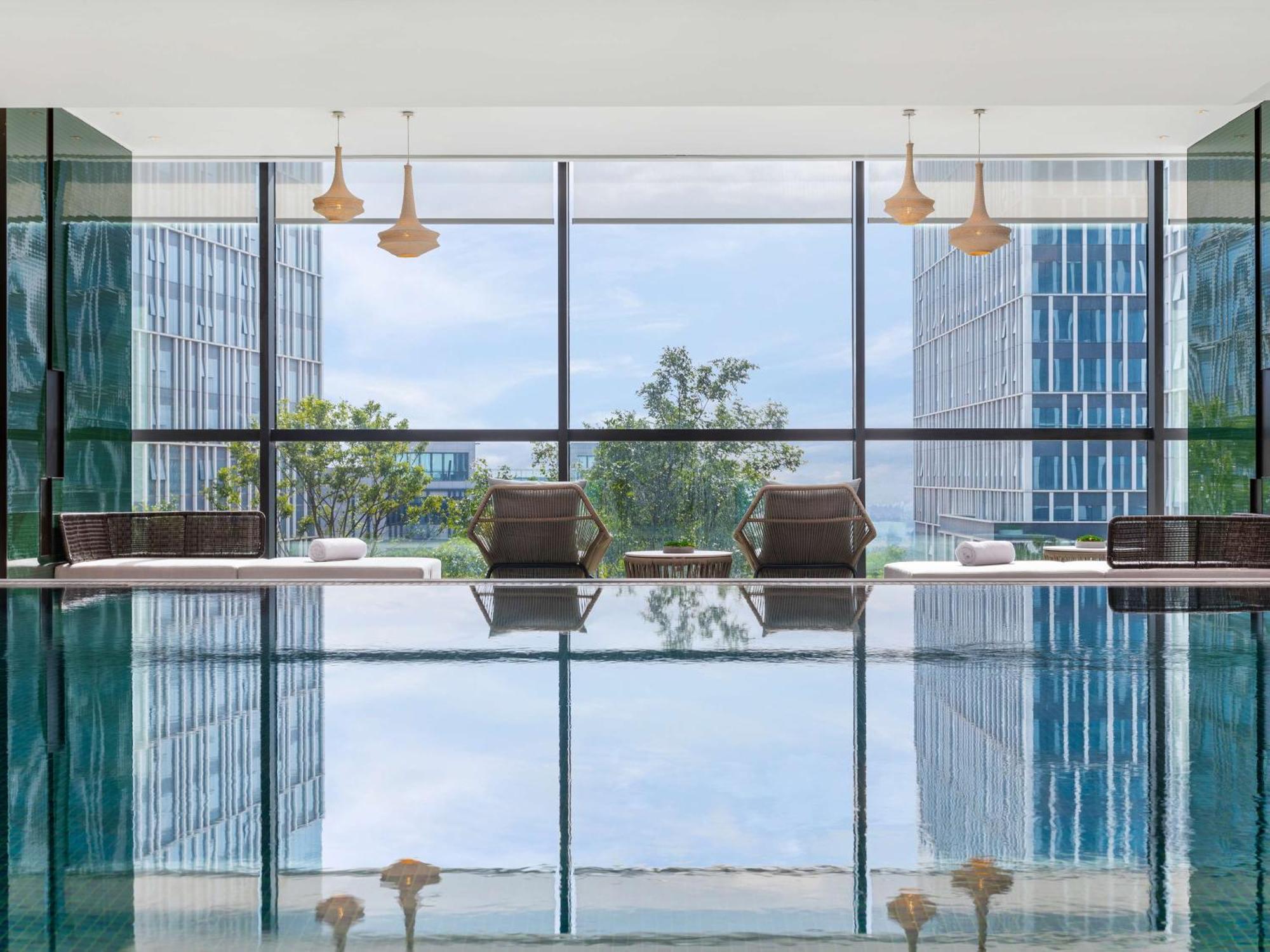 Отель Doubletree By Hilton Kunming Airport Экстерьер фото