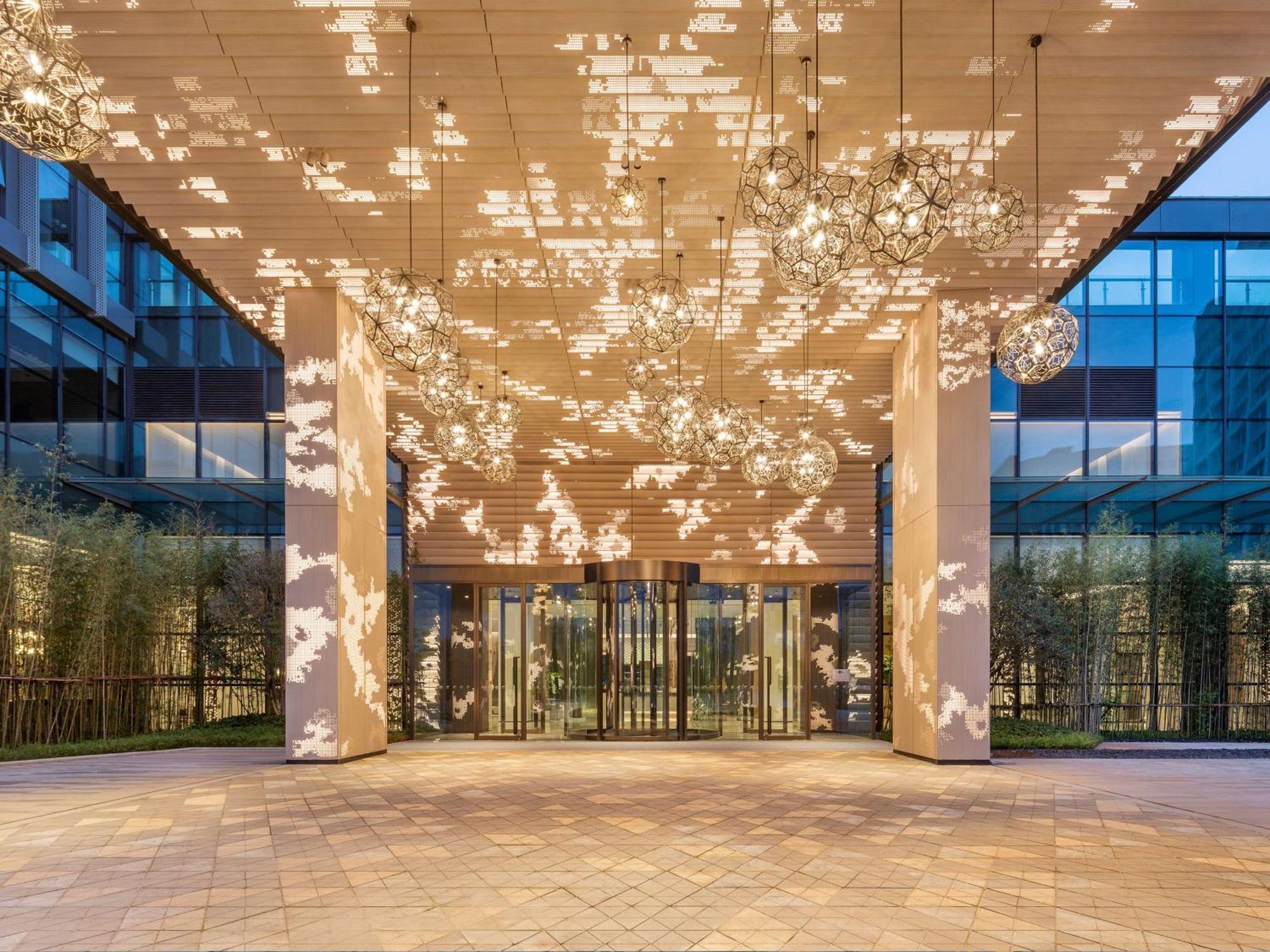 Отель Doubletree By Hilton Kunming Airport Экстерьер фото
